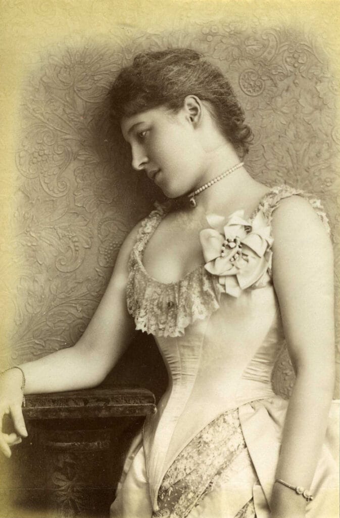 Photo of actress Lilly Langtry, 1885.