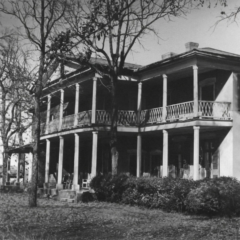 Black and white photo of Etowah Cliffs mansion